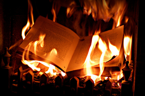 Mơ thấy sách bị đốt